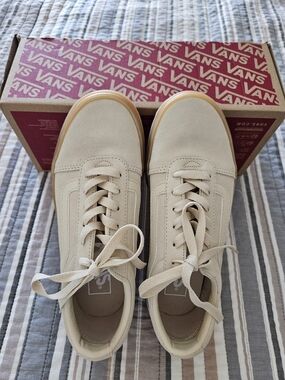 Women's Vans Beige Suede Low-Top Sneakers Size 6